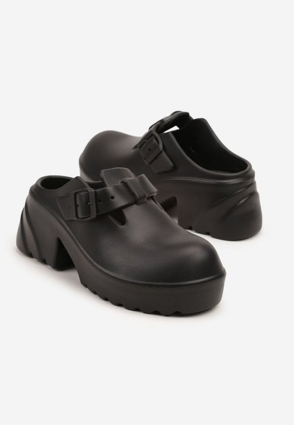 Born2be - Czarne Klapki na Grubej Podeszwie z Klamrą Ralunella. Okazja: na spacer, na co dzień. Kolor: czarny. Materiał: dresówka. Styl: klasyczny, elegancki, casual