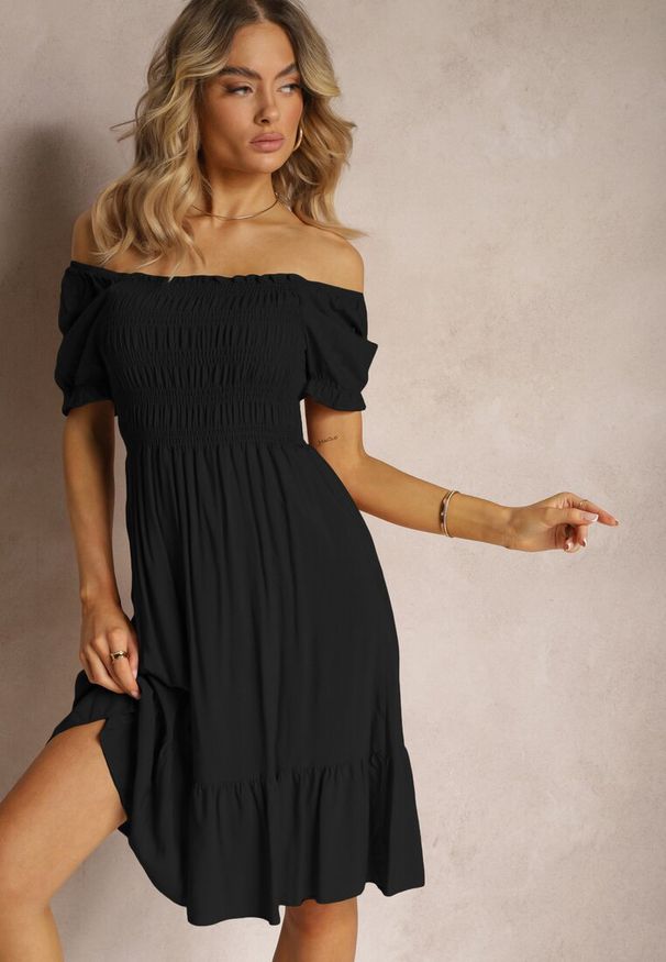 Renee - Czarna Sukienka z Bawełny Rozkloszowana z Falbankami i Marszczoną Górą Ercilla. Okazja: na co dzień. Typ kołnierza: kołnierz z falbankami. Kolor: czarny. Materiał: bawełna. Długość rękawa: krótki rękaw. Sezon: wiosna, lato. Typ sukienki: proste. Styl: casual