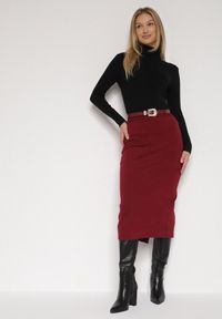 Born2be - Bordowa Ołówkowa Spódnica z Wiskozą Zdobiona Rozcięciem i Paskiem Rowedela. Okazja: na co dzień. Kolor: czerwony. Materiał: wiskoza. Wzór: aplikacja. Styl: casual, elegancki #5