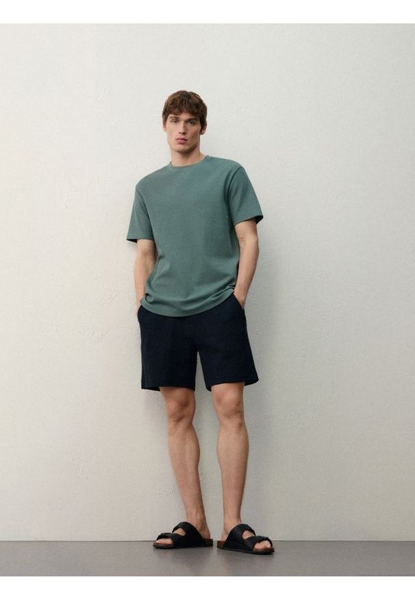 Reserved - Strukturalne szorty regular - granatowy. Kolor: niebieski. Materiał: bawełna, dzianina