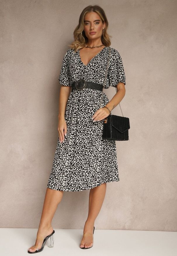 Renee - Czarna Rozkloszowana Sukienka z Bawełny Zdobiona Kwiatowym Printem Arirelle. Typ kołnierza: dekolt w kształcie V. Kolor: czarny. Materiał: bawełna. Wzór: nadruk, aplikacja, kwiaty. Sezon: lato. Styl: elegancki, klasyczny