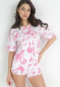 Born2be - Różowy T-shirt z Krótkim Rękawem i Wzorem Tie-Dye Kammi. Kolor: różowy. Materiał: bawełna. Długość rękawa: krótki rękaw. Długość: krótkie. Wzór: aplikacja #1