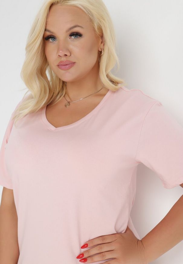 Born2be - Jasnoróżowy T-shirt Genilin. Okazja: na co dzień. Typ kołnierza: dekolt w kształcie V. Kolor: różowy. Materiał: dzianina. Długość rękawa: krótki rękaw. Długość: krótkie. Wzór: gładki. Styl: klasyczny, wizytowy, casual