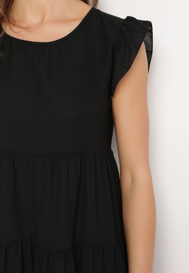 Born2be - Czarna Rozkloszowana Sukienka z Falbankami Zapinana przy Szyi Rettesa. Okazja: na co dzień. Typ kołnierza: kołnierz z falbankami. Kolor: czarny. Materiał: wiskoza, tkanina. Sezon: lato. Styl: casual, elegancki