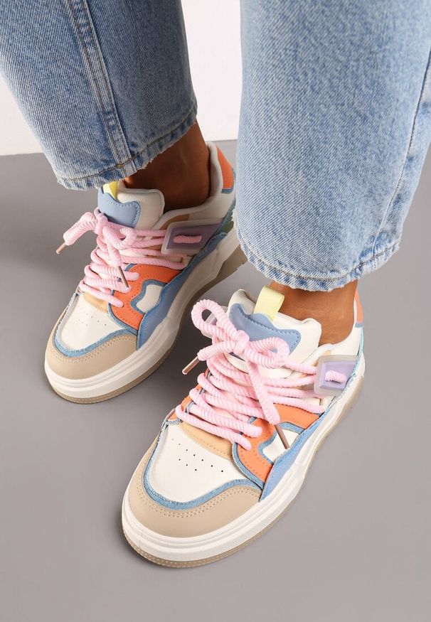 Born2be - Beżowo-Różowe Płaskie Sneakersy z Geometrycznym Zdobieniem Evithia. Nosek buta: okrągły. Zapięcie: sznurówki. Kolor: beżowy. Materiał: materiał. Wzór: aplikacja, geometria. Obcas: na obcasie. Wysokość obcasa: niski