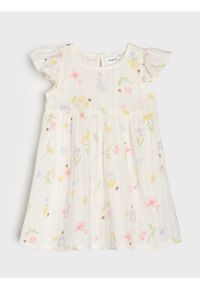 Sinsay - Bawełniana sukienka w kwiatowy wzór z falbanowymi rękawkami - kremowy. Kolor: kremowy. Materiał: bawełna. Wzór: kwiaty #1
