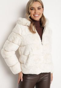 Born2be - Jasnobeżowa Kurtka Futrzana z Pikowaniem z Nieodpinanym Kapturem i Kieszeniami Sovinka. Okazja: na co dzień. Kolekcja: plus size. Kolor: beżowy. Materiał: futro. Długość rękawa: długi rękaw. Długość: długie. Sezon: zima. Styl: elegancki, casual #4