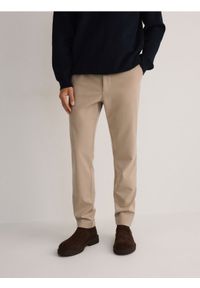 Reserved - Spodnie chino slim z wiskozą - beżowy. Kolor: beżowy. Materiał: wiskoza #1