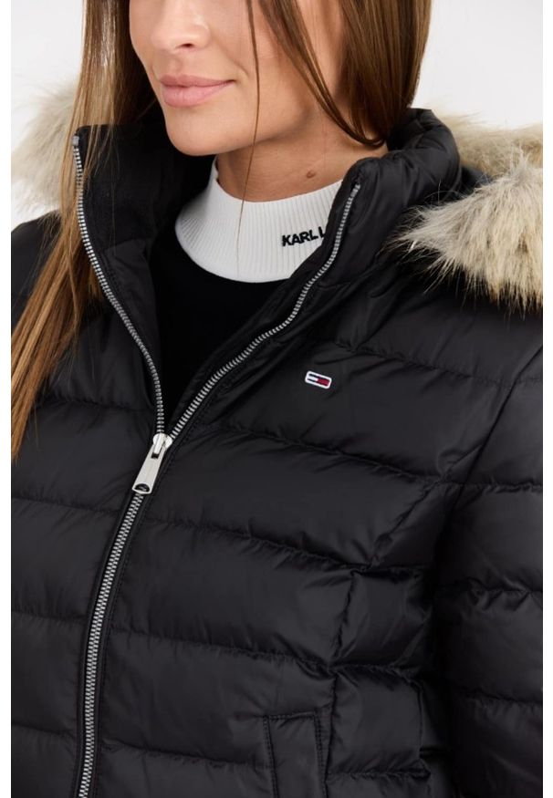 Tommy Jeans - TOMMY JEANS Czarna damska kurtka z futrem, Rozmiar XL. Kolor: czarny. Materiał: futro. Długość rękawa: długi rękaw. Długość: długie. Wzór: bez wzorów. Styl: elegancki