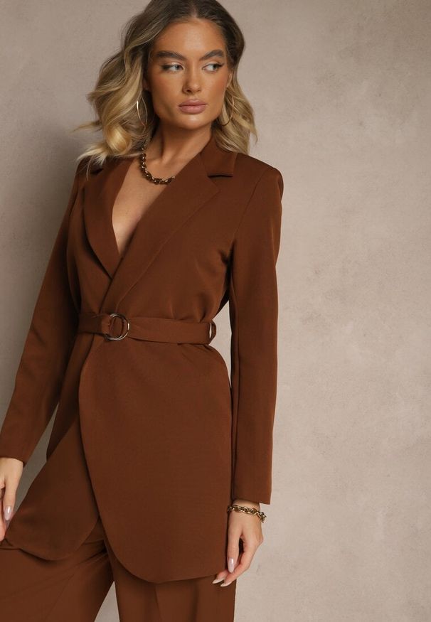 Renee - Brązowa Sukienkowa Marynarka Wiązana Paskiem w Talii Ardthana. Okazja: na spotkanie biznesowe. Kolor: brązowy. Materiał: poliester, materiał. Styl: elegancki, biznesowy