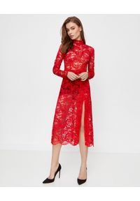 ICON - Czerwona sukienka midi Rich z koronki. Kolor: czerwony. Materiał: koronka. Wzór: koronka. Typ sukienki: dopasowane. Styl: klasyczny. Długość: midi #5