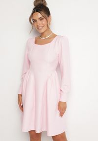 Born2be - Różowa Rozkloszowana Sukienka z Kwadratowym Dekoltem Katilora. Typ kołnierza: dekolt kwadratowy. Kolor: różowy. Długość rękawa: długi rękaw. Styl: klasyczny #1