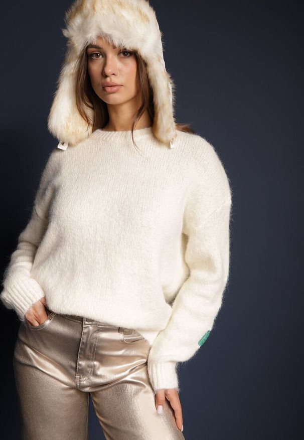 Renee - Jasnobeżowy Sweter z Wełną i Geometrycznym Zdobieniem na Rękawach Zivita. Okazja: na co dzień. Kolor: beżowy. Materiał: wełna. Wzór: aplikacja, geometria. Styl: klasyczny, elegancki, casual