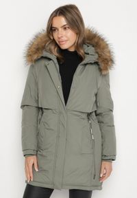 Born2be - Zielona Casualowa Kurtka Parka z Kapturem z Futerkiem Nallorea. Okazja: na co dzień. Typ kołnierza: kaptur. Kolor: zielony. Materiał: futro. Styl: casual #3