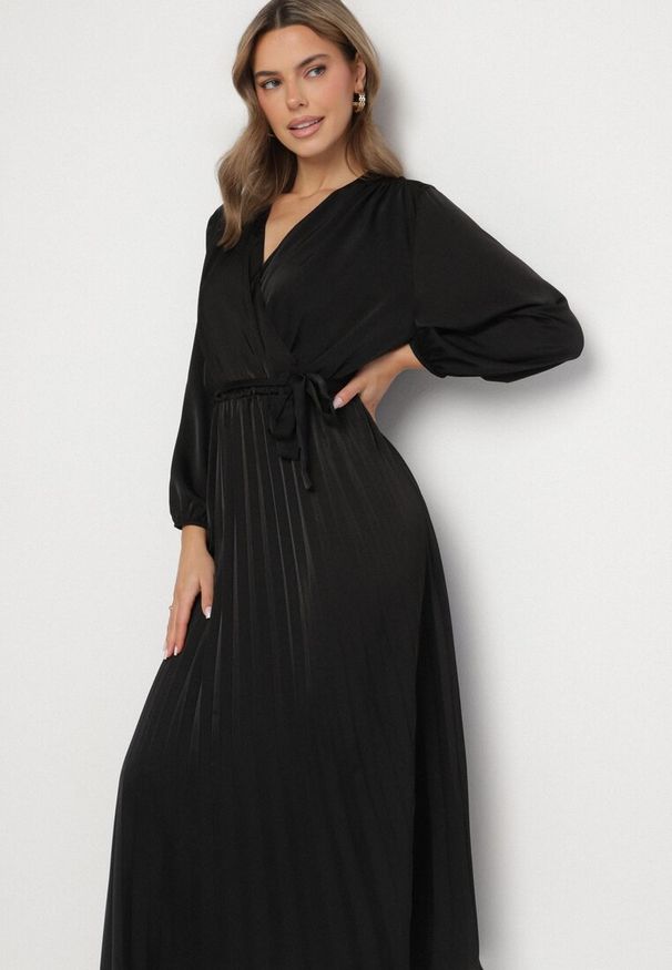 Born2be - Czarna Sukienka Maxi z Gumką w Pasie i Kopertowym Dekolcie Bertrama. Typ kołnierza: dekolt kopertowy. Kolor: czarny. Materiał: materiał. Typ sukienki: kopertowe. Długość: maxi