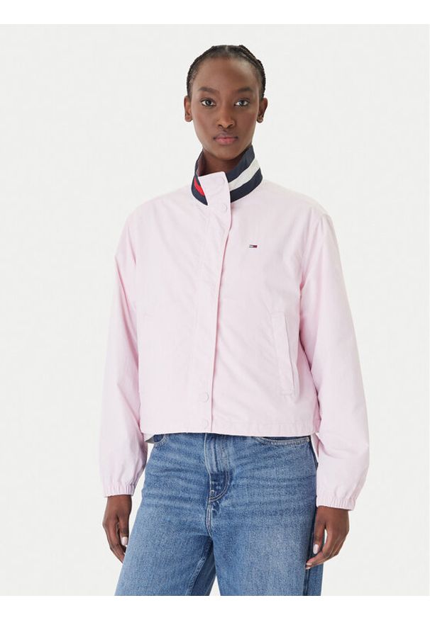 Tommy Jeans Kurtka przejściowa Essential DW0DW20439 Różowy Regular Fit. Kolor: różowy. Materiał: syntetyk
