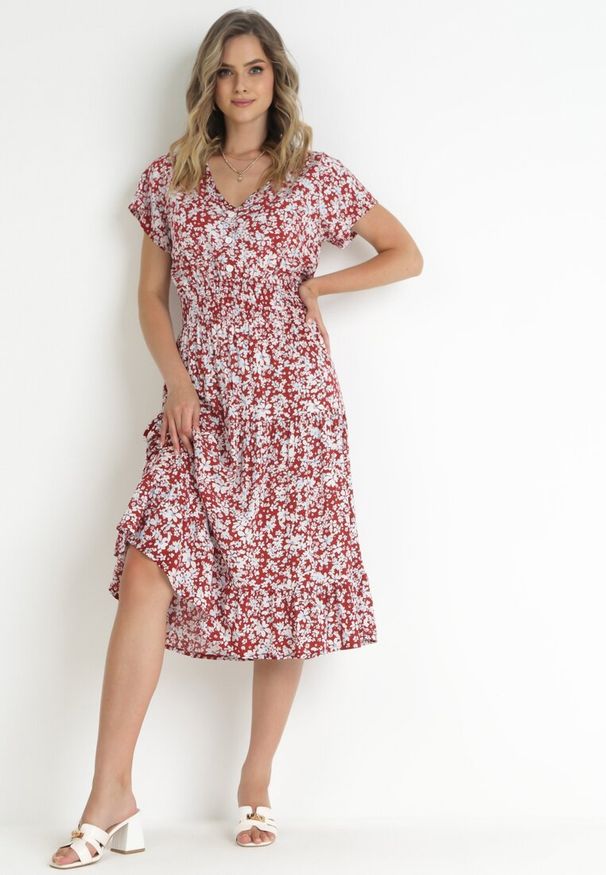 Born2be - Czerwona Bawełniana Sukienka w Kwiatki z Gumką w Talii i Guzikami Ronalika. Okazja: na co dzień. Typ kołnierza: dekolt w serek. Kolor: czerwony. Materiał: bawełna. Wzór: kwiaty. Typ sukienki: rozkloszowane. Styl: casual, klasyczny, elegancki