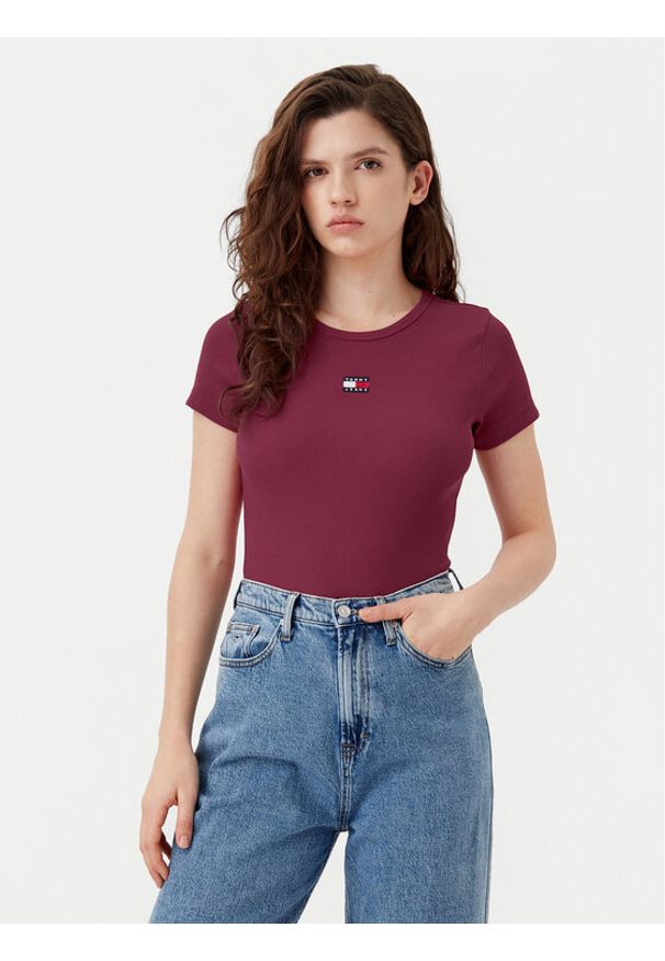 Tommy Jeans T-Shirt Badge DW0DW17881 Bordowy Slim Fit. Kolor: czerwony. Materiał: bawełna