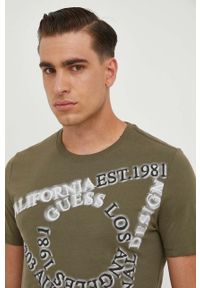 Guess t-shirt bawełniany kolor zielony z nadrukiem. Kolor: zielony. Materiał: bawełna. Długość rękawa: krótki rękaw. Długość: krótkie. Wzór: nadruk. Styl: klasyczny