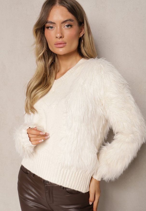 Renee - Jasnobeżowy Sweter o Futrzanym Wykończeniu z Wełną Meriaune. Okazja: na co dzień. Kolor: beżowy. Materiał: wełna, futro. Długość rękawa: długi rękaw. Długość: długie. Sezon: zima. Styl: casual