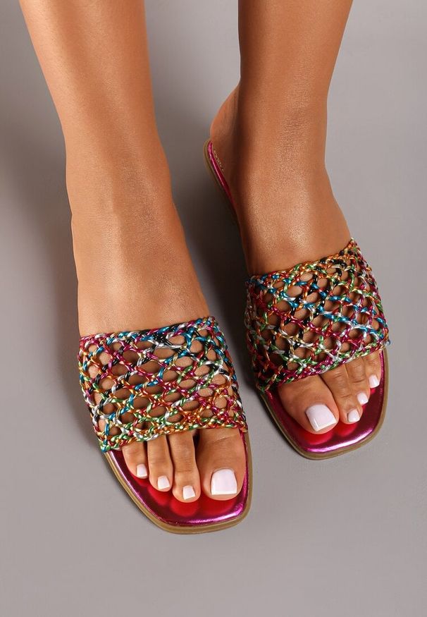 Renee - Fuksjowe Płaskie Klapki Ozdobione Plecionką Nelldine. Okazja: na co dzień, na spacer. Kolor: różowy. Materiał: len, zamsz. Wzór: aplikacja. Sezon: lato. Styl: casual, elegancki