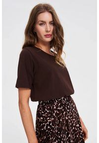 MOODO - Gładki t-shirt brązowy. Kolor: brązowy. Materiał: bawełna, elastan. Wzór: gładki