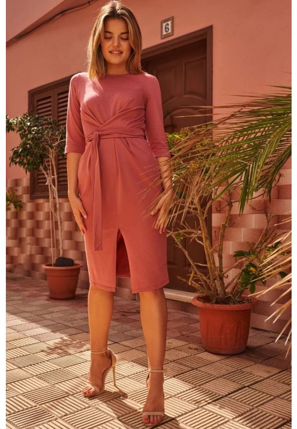 Sukienki.shop - Sukienka dopasowana z rozcięciem i wiązaniem różowa bawełna. Okazja: na co dzień, do pracy. Kolor: różowy. Materiał: bawełna. Styl: casual