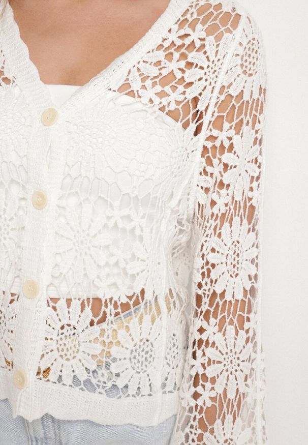 Born2be - Biały Bawełniany Ażurowy Kardigan na Guziki Eviliri. Okazja: na co dzień. Kolor: biały. Materiał: bawełna. Wzór: ażurowy. Styl: casual, elegancki