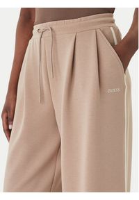 Guess Spodnie dresowe V6GB01 K2914 Beżowy Wide Leg. Kolor: beżowy. Materiał: syntetyk #3