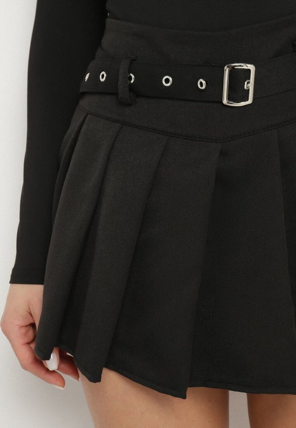 Born2be - Czarne Szorty Spódnica w Stylu Preppy Plisowane z Niskim Stanem Rominita. Okazja: na co dzień. Stan: obniżony. Kolor: czarny. Styl: elegancki, casual
