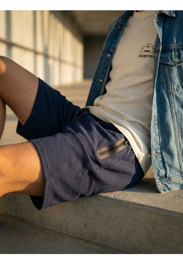 Sinsay - Szorty z kieszeniami na zamek - granatowy. Kolor: niebieski