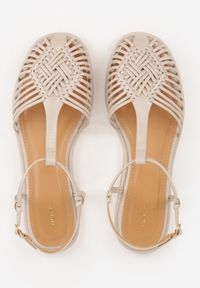 Born2be - Ciemnobeżowe Płaskie Sandały VICES z Paskiem w Kształcie T i Zakrytym Noskiem Ciradyl. Okazja: na co dzień, do pracy, na spotkanie biznesowe. Zapięcie: pasek. Kolor: beżowy. Materiał: jeans, len. Styl: casual, biznesowy #3