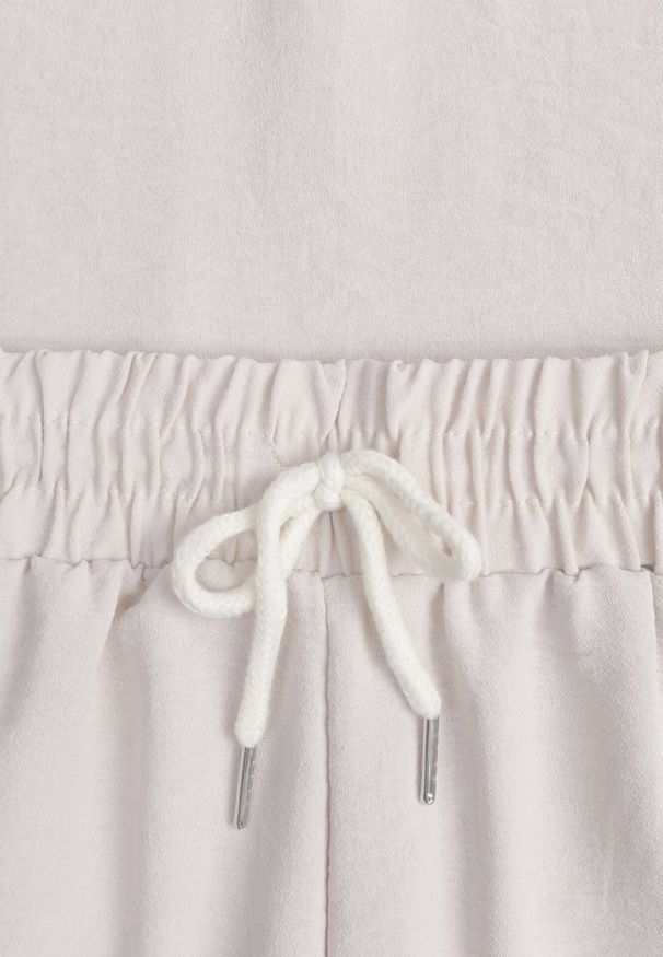 Born2be - Beżowy Komplet z Wiskozą Bluzka Zdobiona Guzikami i Szorty Nitamea. Kolor: beżowy. Materiał: wiskoza. Wzór: aplikacja