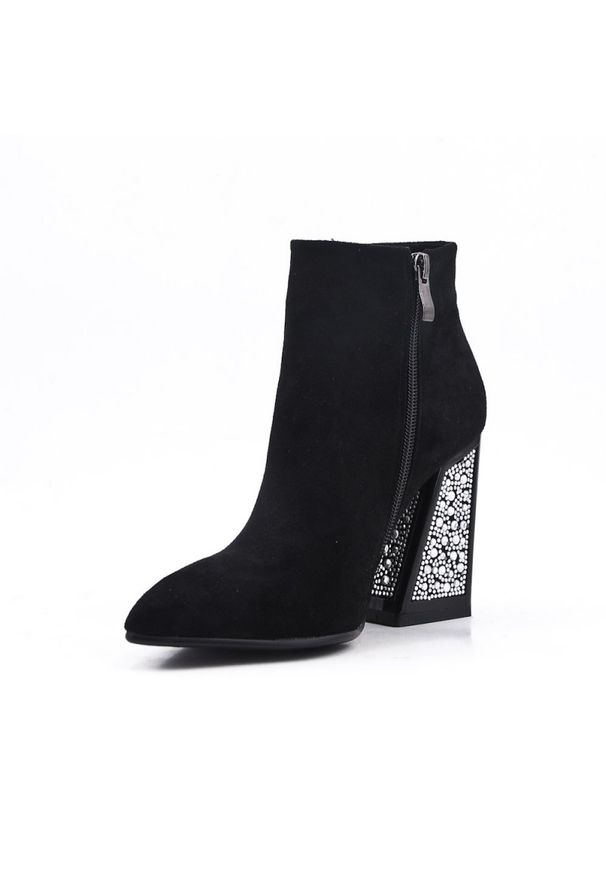 Inna - Botki zamszowe z dżetami czarne. Okazja: na imprezę, na co dzień. Kolor: czarny. Materiał: zamsz. Obcas: na obcasie. Styl: casual. Wysokość obcasa: wysoki