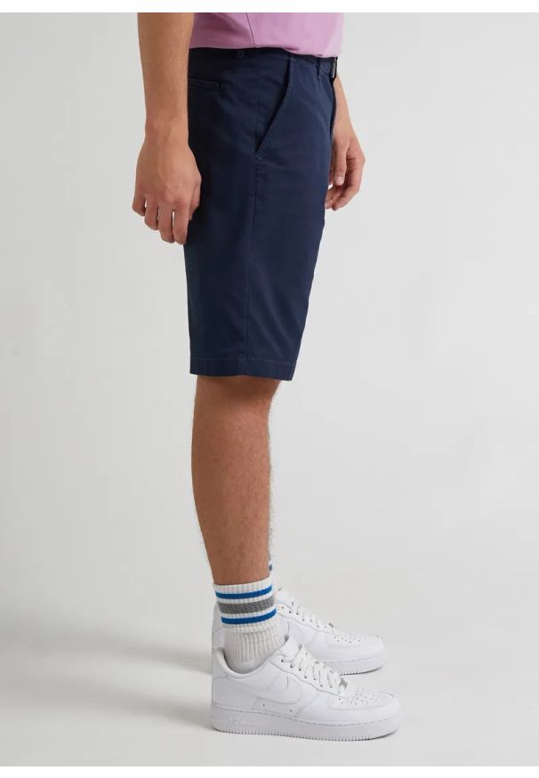 Lee - MĘSKIE SZORTY MATERIAŁOWE LEE REGULAR CHINO SHORT DEEP NAVY 112332254. Materiał: materiał