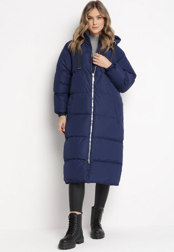 Born2be - Granatowa Długa Kurtka Pikowana Płaszcz na Zamek z Kapturem Lesea. Okazja: na co dzień. Typ kołnierza: kaptur. Kolor: niebieski. Materiał: dzianina, jeans. Długość: długie. Styl: casual, elegancki