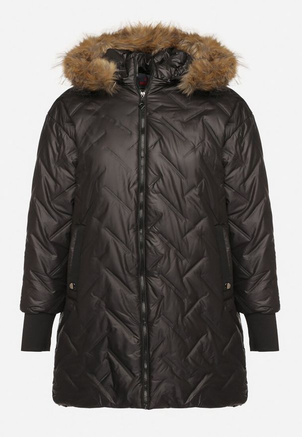 Born2be - Czarna Kurtka Pikowana z Kapturem z Futerkiem z Możliwością Odpięcia Rinnavia. Okazja: na co dzień. Typ kołnierza: kaptur. Kolekcja: plus size. Kolor: czarny. Długość: długie. Wzór: aplikacja. Materiał: futro. Długość rękawa: długi rękaw. Styl: elegancki, casual
