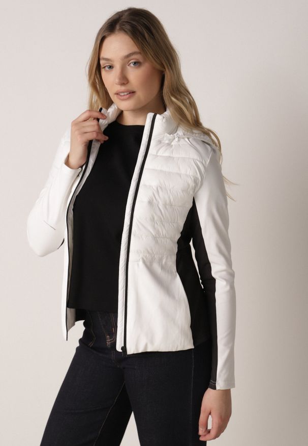Born2be - Biała Pikowana Kurtka Przejściowa z Kapturem i Elastycznymi Rękawami Nikitha. Okazja: na co dzień. Typ kołnierza: kaptur. Kolor: biały. Materiał: jeans, nylon. Styl: casual, elegancki, sportowy, klasyczny