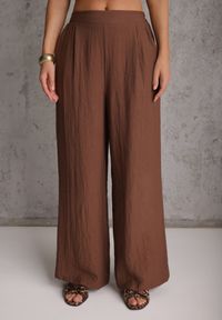 Renee - Brązowe Szerokie Spodnie Casual High Waist ze Strukturalnej Tkaniny Hyrarpia. Okazja: na co dzień. Stan: podwyższony. Kolor: brązowy. Materiał: tkanina. Styl: casual #3