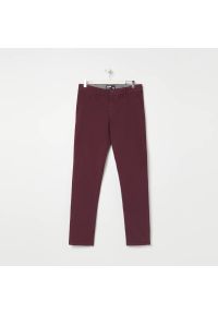 Sinsay - Spodnie materiałowe chino - Bordowy. Kolor: czerwony. Materiał: materiał #1