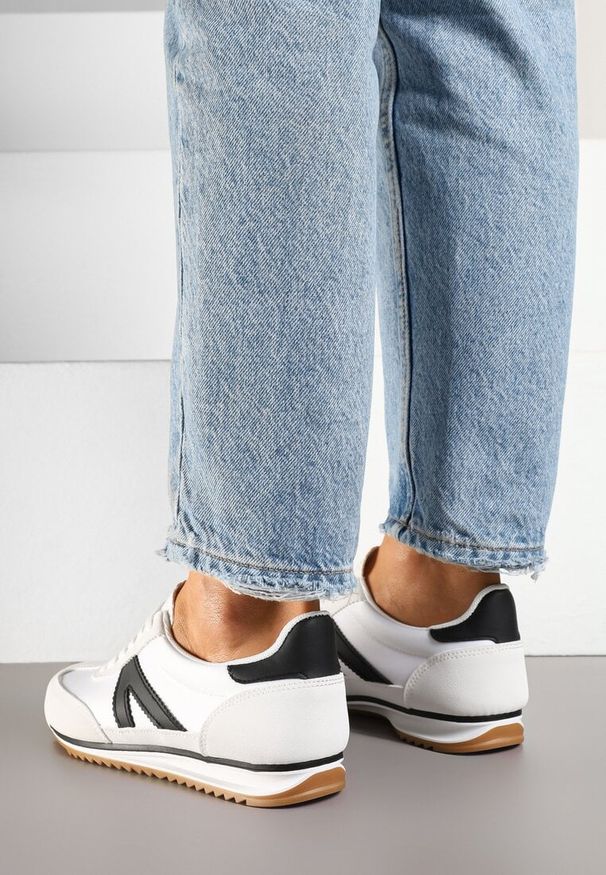 Renee - Białe Sneakersy Klasyczne Tenisówki Zdobione Przeszyciami Bortewi. Zapięcie: sznurówki. Kolor: biały. Materiał: jeans. Wzór: aplikacja
