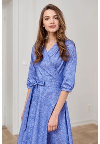 Marie Zélie - Sukienka Duilin Idella niebieska. Kolor: niebieski. Materiał: bawełna, satyna, skóra, materiał. Typ sukienki: kopertowe. Styl: klasyczny #10