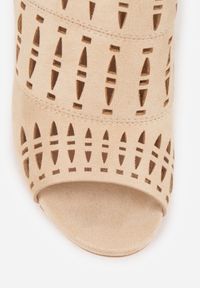 Born2be - Jasnobeżowe Sandały na Obcasie Vices ze Skórzaną Wkładką i Ażurową Cholewką Linarra. Okazja: na spacer. Zapięcie: rzepy. Kolor: beżowy. Wzór: ażurowy. Materiał: skóra. Sezon: lato. Obcas: na obcasie. Styl: elegancki, klasyczny. Wysokość obcasa: średni #8