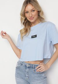 Born2be - Niebieski Bawełniany T-shirt Crop Top z Naszywką Adivios. Okazja: na co dzień. Kolor: niebieski. Materiał: bawełna. Długość: krótkie. Wzór: aplikacja. Styl: casual, elegancki #6