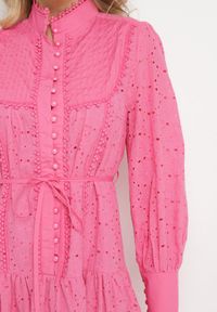 Born2be - Fuksjowa Sukienka z Haftowanej Tkaniny ze Stójką i Perłowymi Guzikami Salino. Typ kołnierza: kołnierzyk stójkowy. Kolor: różowy. Materiał: tkanina. Wzór: haft. Styl: vintage. Długość: midi #6