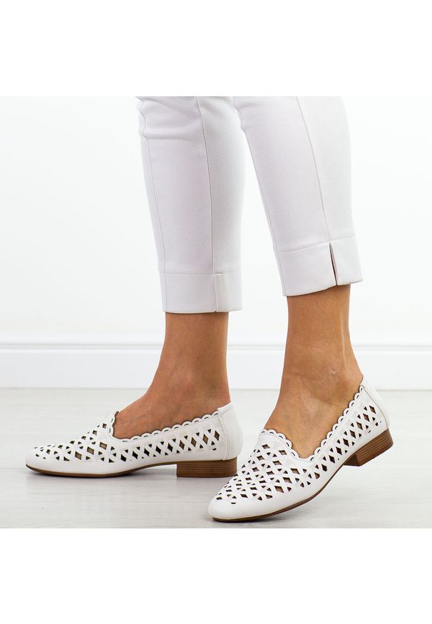 Białe ażurowe półbuty damskie Jezzi Asa222-8. Okazja: na co dzień. Kolor: biały. Materiał: skóra. Szerokość cholewki: normalna. Wzór: ażurowy. Sezon: wiosna, jesień, lato. Styl: casual, elegancki, klasyczny
