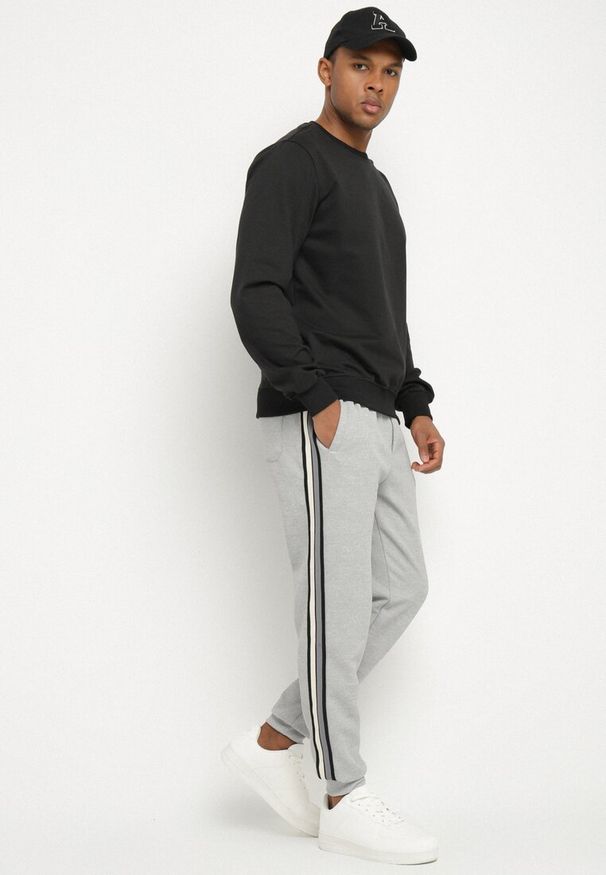 Born2be - Szare Spodnie Dresowe Typu Jogger z Lampasami Wileldi. Okazja: na co dzień. Kolor: szary. Materiał: dresówka. Styl: klasyczny, casual, elegancki