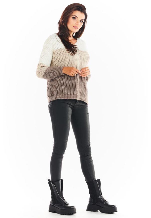 Awama - Trójkolorowy Sweter z Dekoltem V - Beżowy. Kolor: beżowy. Materiał: poliester, poliamid