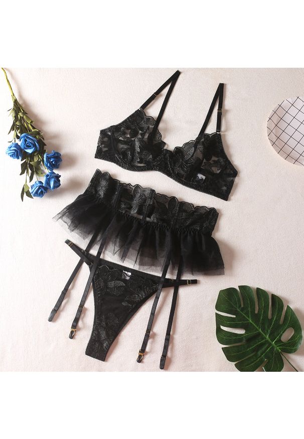 Intica - Komplet bielizny z haftem na romantyczne wieczory Neile. Kolor: czarny. Materiał: materiał. Wzór: haft