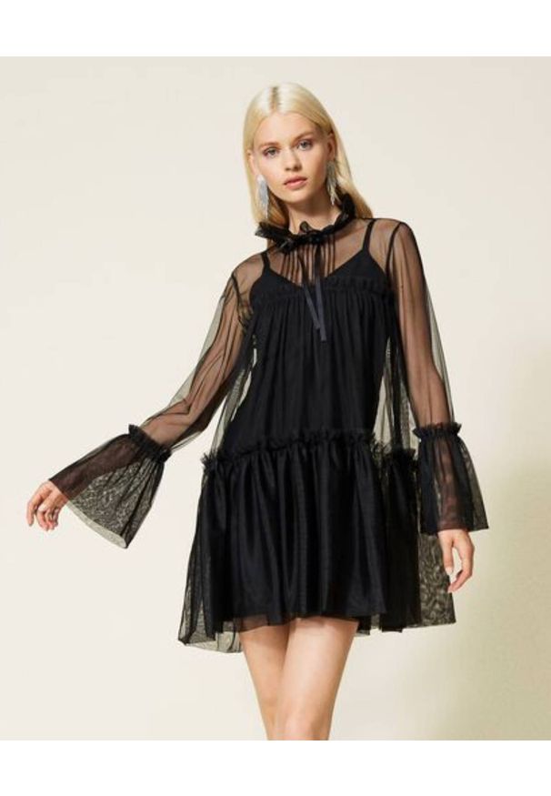 TwinSet - TWINSET - Czarna tiulowa sukienka z falbaną. Kolor: czarny. Materiał: tiul. Typ sukienki: rozkloszowane. Długość: mini